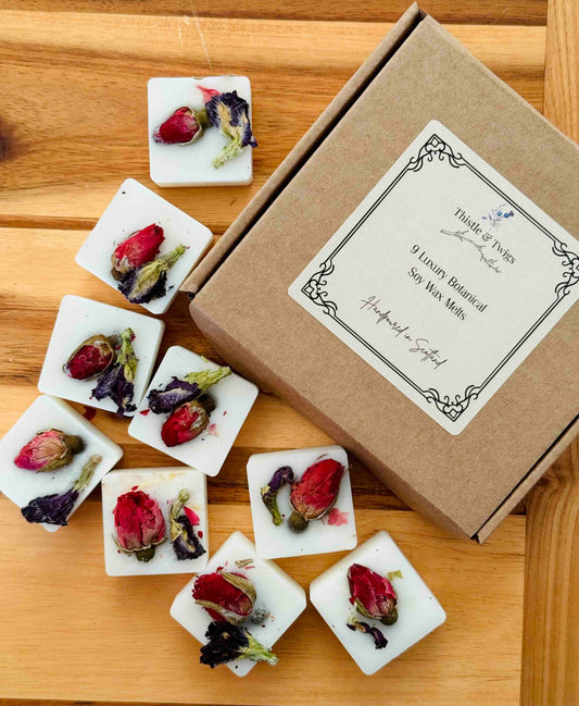 irish-wood-oak-botanical-soy-wax-melt Box of soy wax melts with dried flowers on a wooden surface